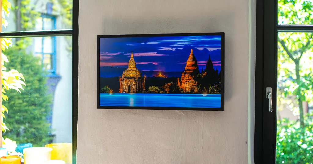 How I built a stunning 32-inch 4K digital picture frame with a Raspberry Pi 4 featuring smooth image crossfading transitions