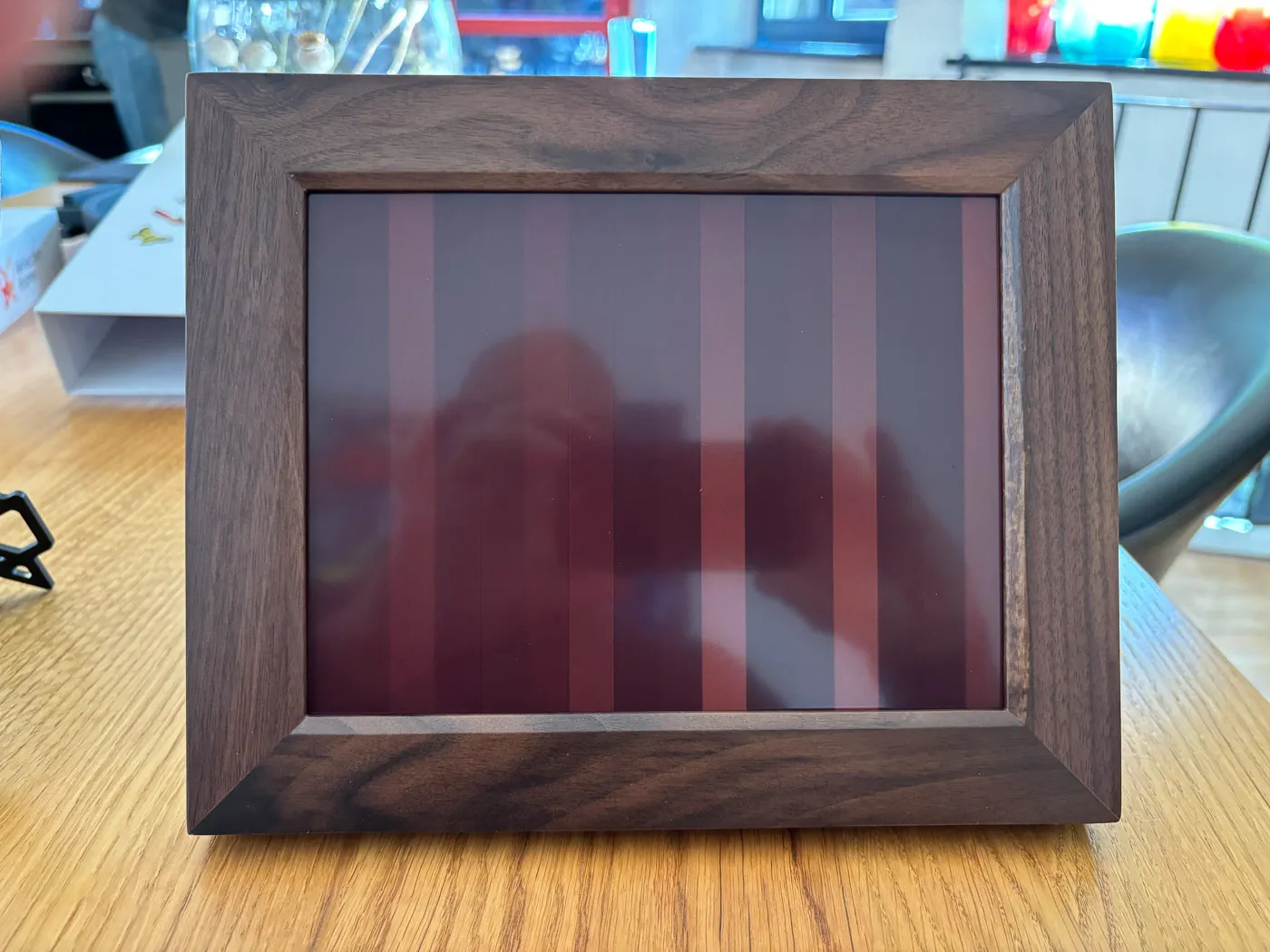The walnut Reflection Frame at the start of a picture change, showing dark stripes